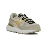 Championes casuales Diadora modelo Kmaro 42, color beige claro con detalles en dorado metalizado y cordones negros. Presentan una capellada mixta de malla transpirable y gamuza, con suela gruesa blanca y detalles en goma beige.