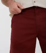 Bermuda de sarga color blanco, de corte recto y diseño básico con bolsillos laterales y traseros.