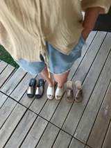 Sandalias chatas de cuero color peltre, fabricadas en Uruguay.