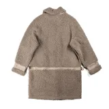 Tapado de textura tipo corderito en color taupe, con diseño de corte recto y largo. Presenta detalles de paneles lisos en los laterales y en las mangas, cuello con solapas y cierre frontal.