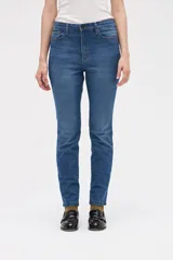 Jean de tiro medio con corte ajustado tipo skinny, confeccionado en denim azul clásico con costuras en contraste.