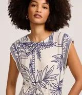 Mono sin mangas confeccionado en viscosa texturizada, con cuello redondo, sisas rayadas, lazo en la cintura y bordados de follaje con paisaje arquitectónico.