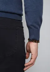 Sweater color ladrillo de tejido de punto, con cuello alto y cierre metálico a la mitad del pecho.