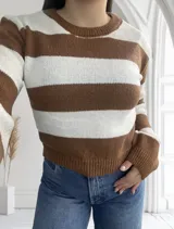Sweater de punto a rayas horizontales anchas color chocolate y blanco, de corte ajustado y mangas largas.