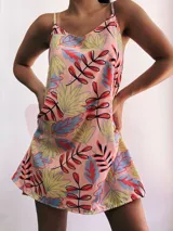 Vestido corto con estampado de hojas en tonos rosa, amarillo, rojo y celeste.