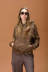 Buzo con capucha de calce relajado, con estampado animal print tipo piel de serpiente en tonos marrones. Presenta bolsillo frontal tipo canguro y cordones ajustables en contraste.