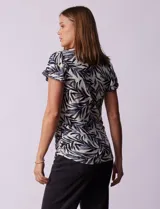 Remera tejida con estampado animal print, de manga corta con detalle de puntilla en las mangas y cuello redondo.