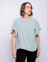 Top rosado de mangas cortas con volados, cuello redondo y detalle diagonal en el frente.