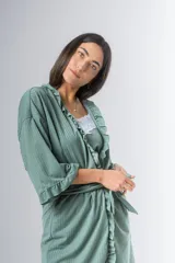 Bata kimono gris claro de algodón con volados en mangas y ruedo. Tiene mangas al codo y lazo de algodón para ajustar en la cintura.