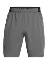 Short deportivo Under Armour Vanish Woven, color gris, con diseño ultraligero y transpirable. Cuenta con bolsillos laterales, cintura elástica con cordón ajustable y aberturas en el bajo para mayor movilidad.