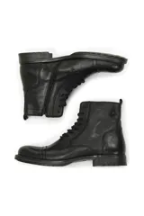 Bota de cuero de caña media con cordones, puntera redondeada y suela de goma. Presenta costuras reforzadas y un diseño clásico de estilo militar.