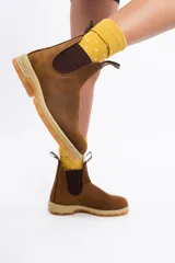 Botas Blundstone de cuero marrón con elásticos laterales marrones, forro de cuero, suela de TPU antideslizante y plantilla extraíble con tecnología XRD.