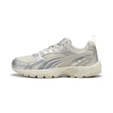 Championes Puma modelo Milenio Tech, color arena con detalles metalizados en tono plata. Presentan base de malla transpirable, suela robusta y el característico diseño de la franja Formstrip en el lateral.