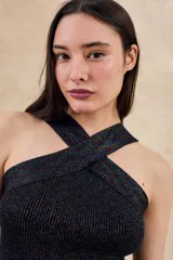 Top de tejido de punto negro con hilos metalizados multicolores, de corte ajustado al cuerpo y escote cruzado tipo halter.