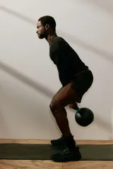 Short deportivo negro H&M en tejido funcional con tecnología DryMove™, de corte estándar, cintura elástica con cordón ajustable, bolsillos laterales y aberturas en el dobladillo.