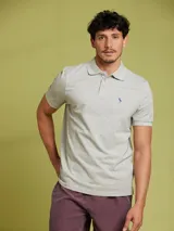 Remera polo salmón de corte regular, confeccionada en algodón. Presenta cuello clásico con botones y logo bordado en el pecho.