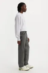 Jean de corte regular fit, con diseño de cinco bolsillos, cierre de bragueta y tiro medio. Presenta un acabado en color gris lavado.