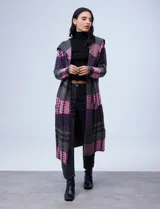 Cardigan largo con cuello con solapa y abertura central. Diseño a cuadros grandes en tonos rojo y gris. Delantera con bolsillos.