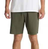 Bermuda verde militar de corte recto, con bolsillos laterales y traseros, ideal para viajes y uso diario.
