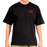 Remera de algodón color negro, de corte holgado, con cuello redondo y estampa pequeña en color rojo en el pecho.