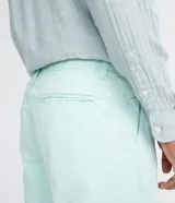 Bermuda de sarga color blanco, de corte recto y diseño básico con bolsillos laterales y traseros.