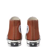 Championes Converse Chuck 70 de caña alta color marrón óxido, con cordones blancos y suela de goma blanca con línea negra.