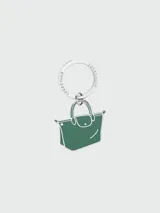 Llavero Longchamp con dije de bolso Le Pliage en metal plateado y esmalte verde.