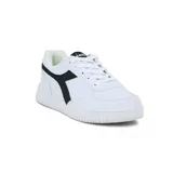 Championes casuales de caña baja para mujer, color blanco con el logo Diadora en negro en el lateral. Diseño de inspiración skate con suela de goma gruesa.