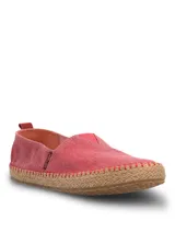 Alpargatas Hush Puppies modelo Hubert, color bordó con textura de rayas finas. Presenta suela de yute con costuras reforzadas en color rojo y detalle de etiqueta de marca en el lateral.