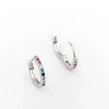 Par de aros tipo argolla plateados con cristales multicolor incrustados.