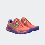 Championes de pádel Asics Gel Challenger 15, color coral con detalles en violeta y verde neón. Presentan un diseño técnico con suela de goma resistente, tecnología de estabilidad lateral y sistema de lazada para mayor sujeción.