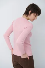 Buzo de tejido morley color marrón, con cuello redondo y mangas largas, de corte ajustado al cuerpo.