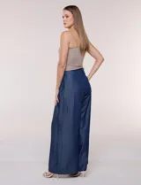 Pantalón wide leg de lyocell color gris, con cintura alta, pinzas frontales y bolsillos laterales.