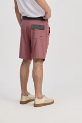 Short de baño surf fit de color salmón, con cintura fija, cordón ajustable en contraste y corte amplio.