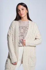 Cárdigan negro tejido con diseño de ochos, corte holgado y bolsillos frontales.