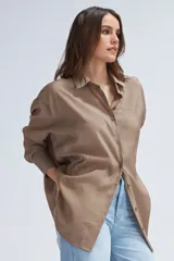 Camisa oversize color visón, de manga larga y corte holgado.