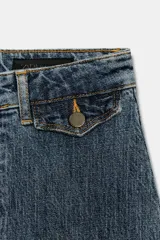 Jeans flare de tiro alto de Zara Woman Collection, en color azul con efecto lavado. Presentan un corte slim en la parte superior y perneras acampanadas con raya planchada al frente y dobladillo ancho. Incluyen cierre frontal con cremallera y botón.
