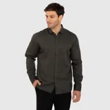 Camisa de manga larga color verde militar, con cuello camisero, cierre frontal de botones y diseño clásico.