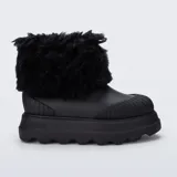 Bota corta de plataforma Melissa, color negro, con diseño de goma texturizada en la puntera y el talón, y detalle de peluche sintético en la caña.