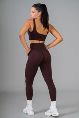 Conjunto deportivo color borgoña, compuesto por top de breteles finos y calzas largas de tiro alto.