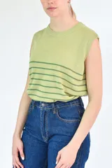 Musculosa de tejido de punto con diseño a rayas horizontales oscuras sobre base color crema, cuello redondo y corte recto.