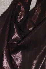 Top negro con cuello cascada y breteles para atar al cuello.