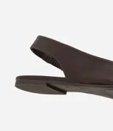 Zapatilla tipo slingback de cuero color marrón oscuro, con diseño de punta fina y talón descubierto con tira de ajuste.