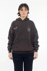 Canguro con capucha color marrón con efecto gastado, bolsillo tipo canguro y estampados en el pecho y manga.