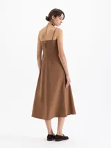 Vestido midi negro de tejido de punto elastizado, con escote recto y breteles finos.