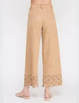 Pantalón de tiro alto color beige, marca Allie Rose, confeccionado en tela símil gamuza. Presenta pretina con pasadores, botón y cierre, bolsillos delanteros y ruedo con diseño calado. De pierna ancha.
