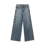 Pantalón de jean estilo cargo con corte ultra baggy, confeccionado en denim de algodón con textura rústica. Presenta bolsillos laterales tipo cargo en las piernas y un diseño holgado de tiro medio.
