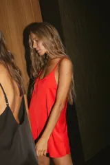 Vestido corto rojo de satén con breteles regulables y espalda cavada.