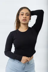 Remera negra de manga larga, cuello redondo y corte ajustado.