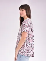 Remera blanca con estampado abstracto en color marrón.